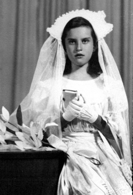 La niña en la comunión se viste como una novia
