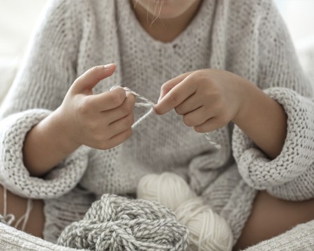 Los mejores tejidos para vestir a tu bebé recién nacido